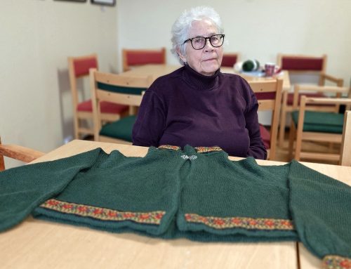 Demonstrasjon av kofte til bunad på strikkekafé