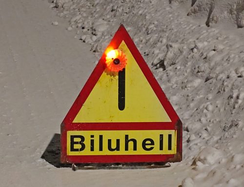 Lastebil med henger av veien i natt