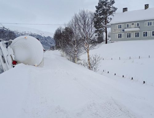 Beboere i sikkerhetssonen må evakuere mens tankbilen berges fredag