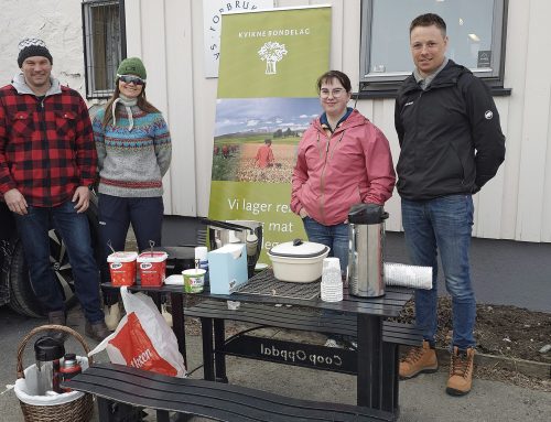 Kvikne Bondelag spanderte vafler ved butikken